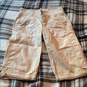 Size 12 Capri kakais